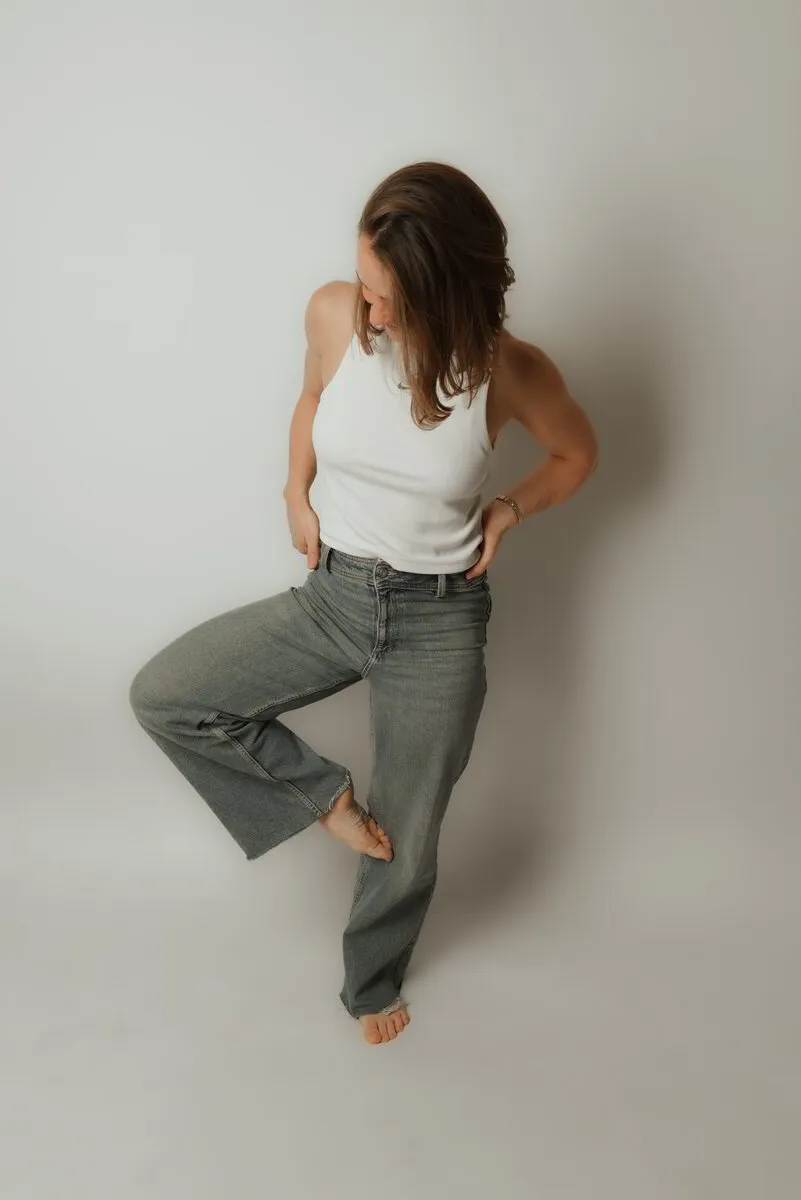Mareike in weißem Top und grauer Jeans